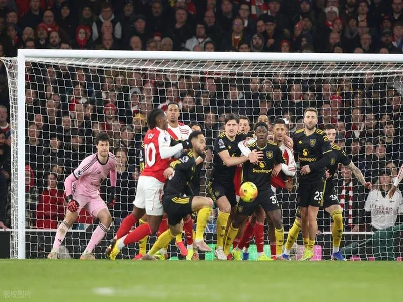 阿森纳丢联赛杯，基翁在节目上情绪失控和一名曼联球迷对线