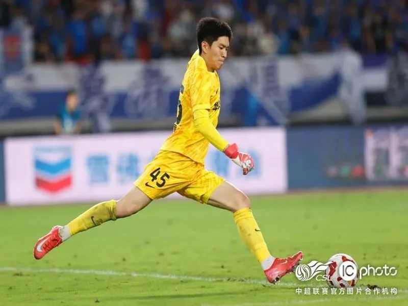 半场-武汉三镇0-0成都蓉城 罗慕洛凌空抽射造险郭嘉宇献精彩扑救